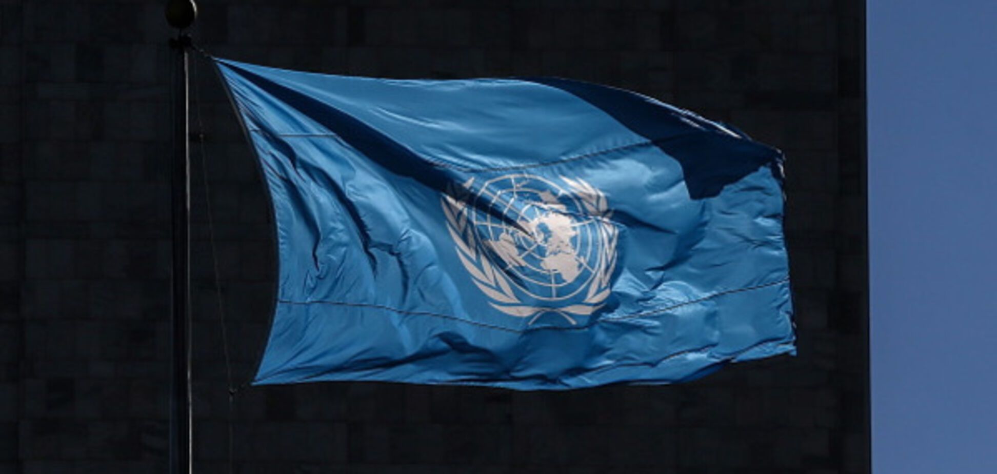 Флаг ООН на штаб-квартире в Нью-Йорке