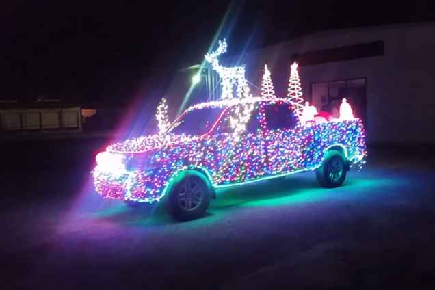 Toyota Tundra украсили гирлянды