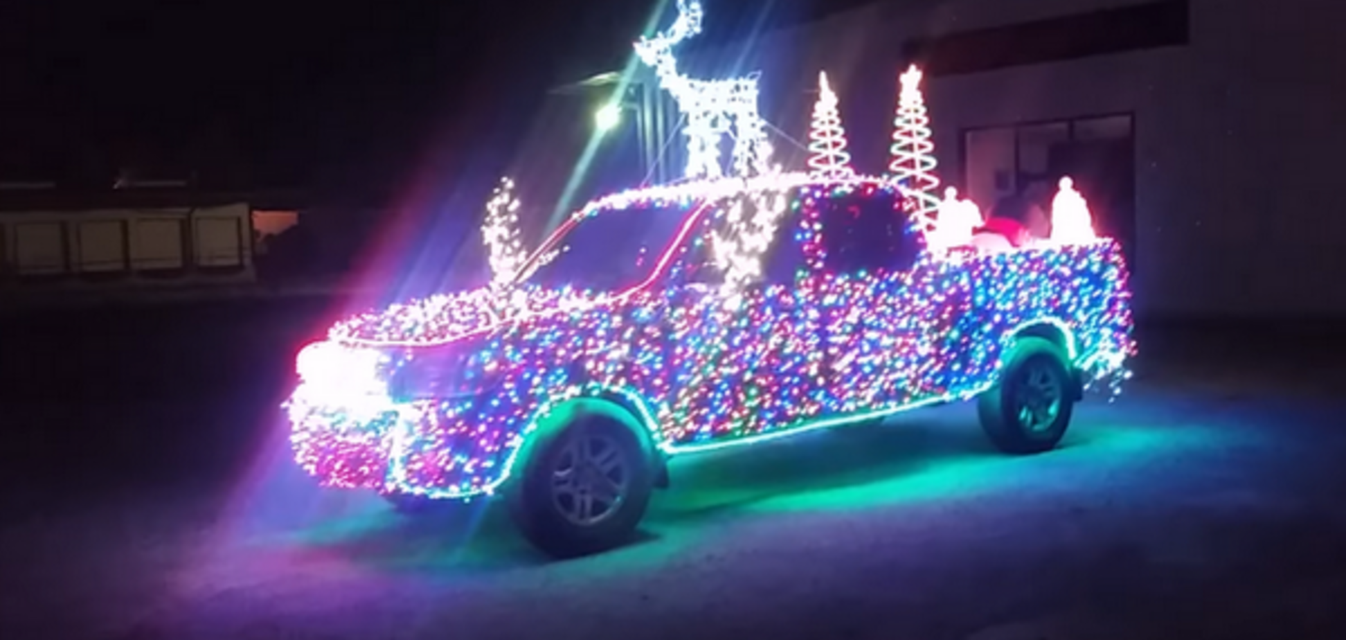 Toyota Tundra украсили гирлянды