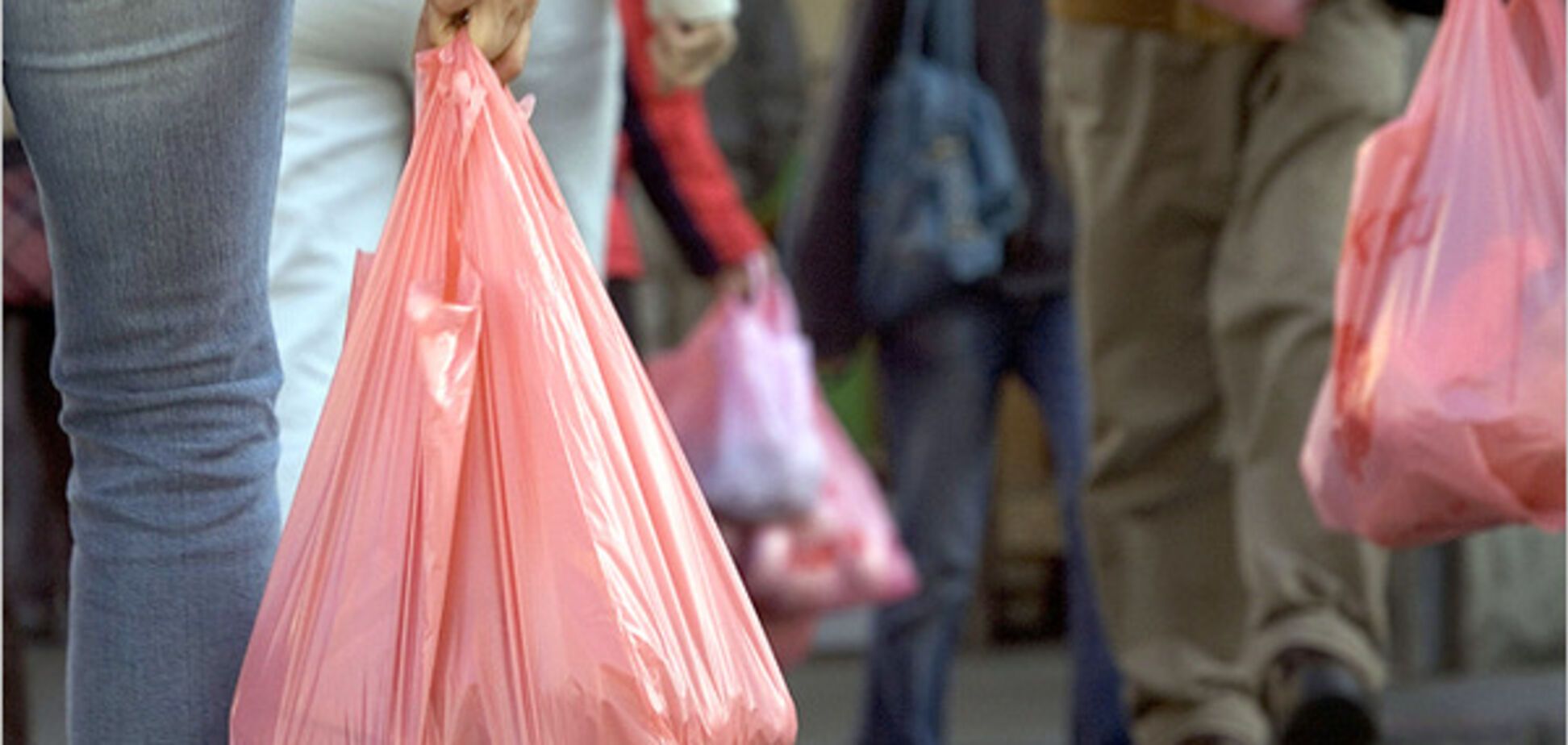 Киевлян атакуют 'голодные грабители': забирают сумки с продуктами