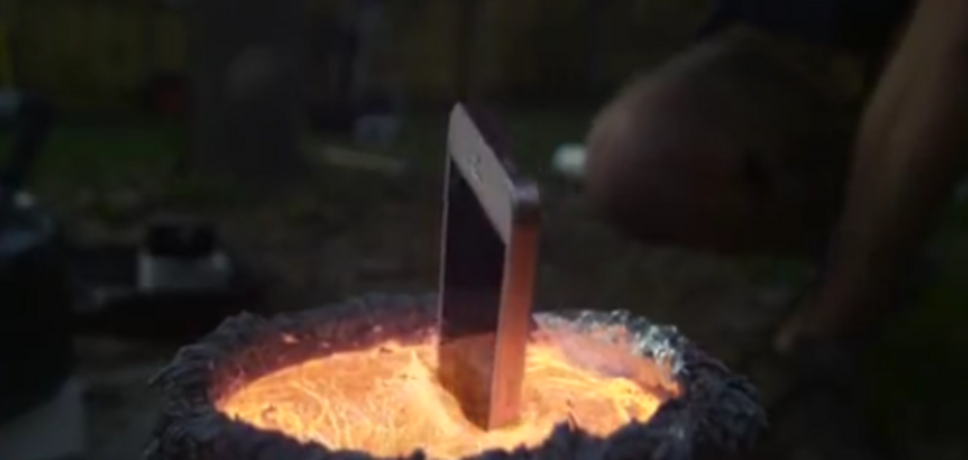 iPhone бросили в расплавленный алюминий