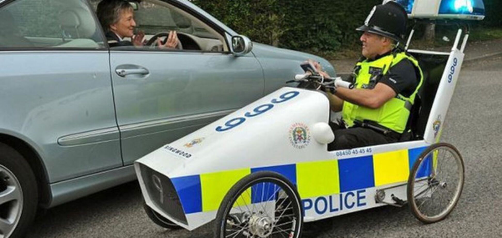 ужасный полицейский автомобиль