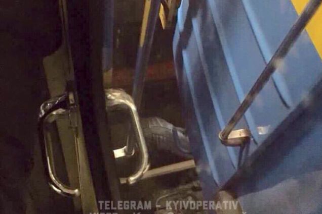 'Другий день народження': у Києві пасажири метро врятували чоловіка, який впав під вагон потяга