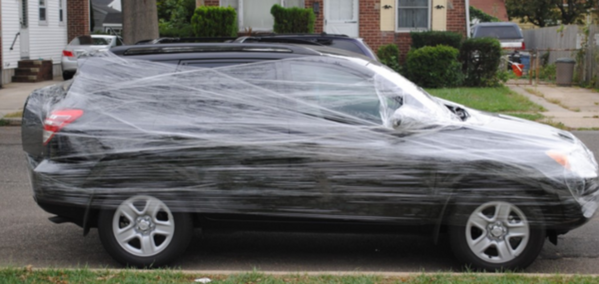 автомобиль в упаковочной пленке