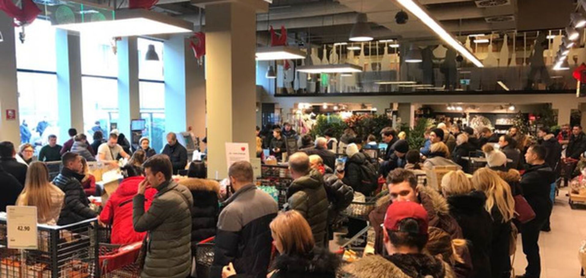 Очередь в магазине Good Wine