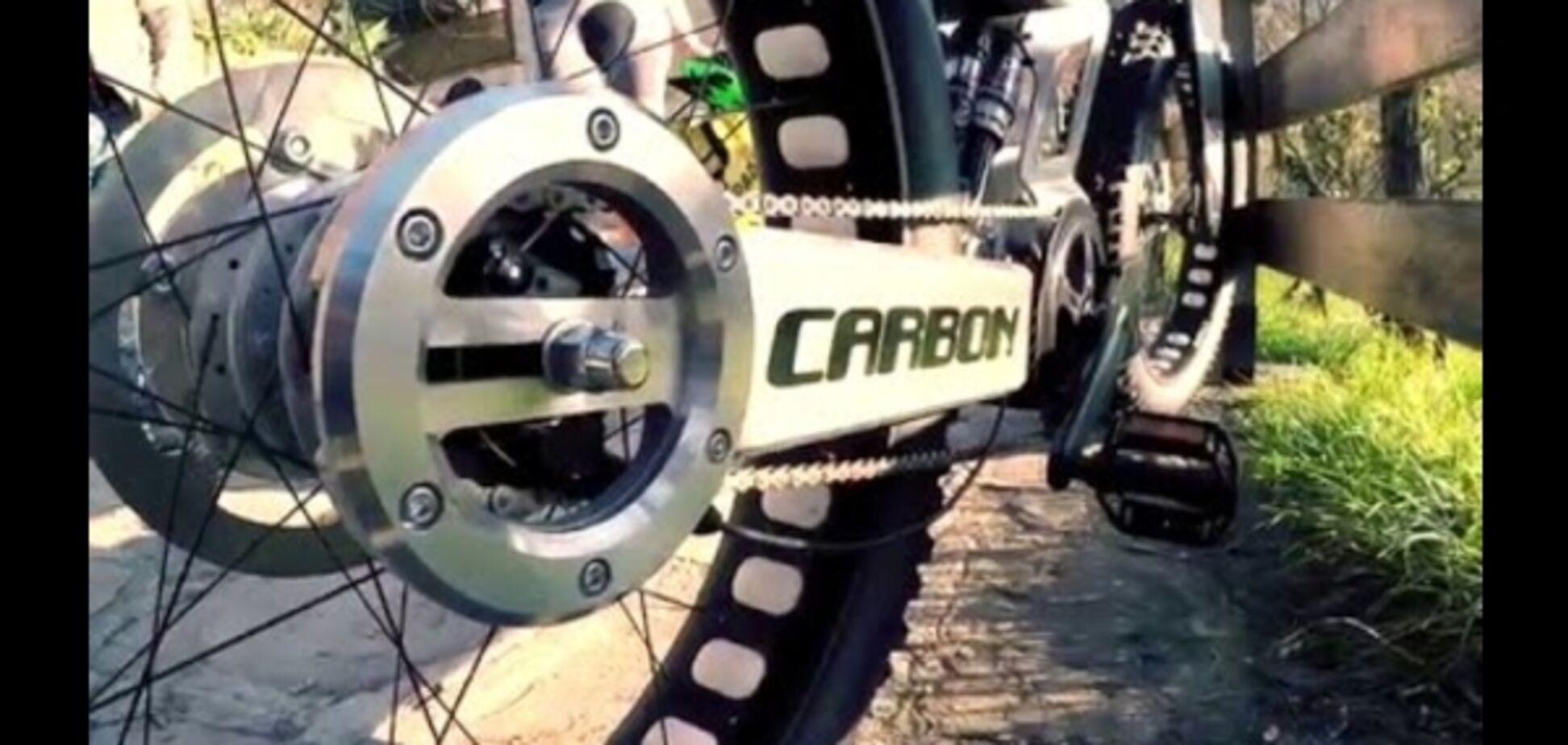 Parilla Carbon – внедорожный супер электровелосипед с крутым дизайном