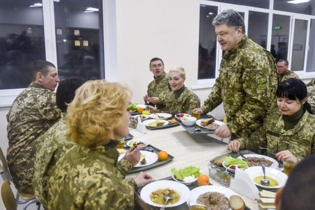 Президент Порошенко в солдатской столовой