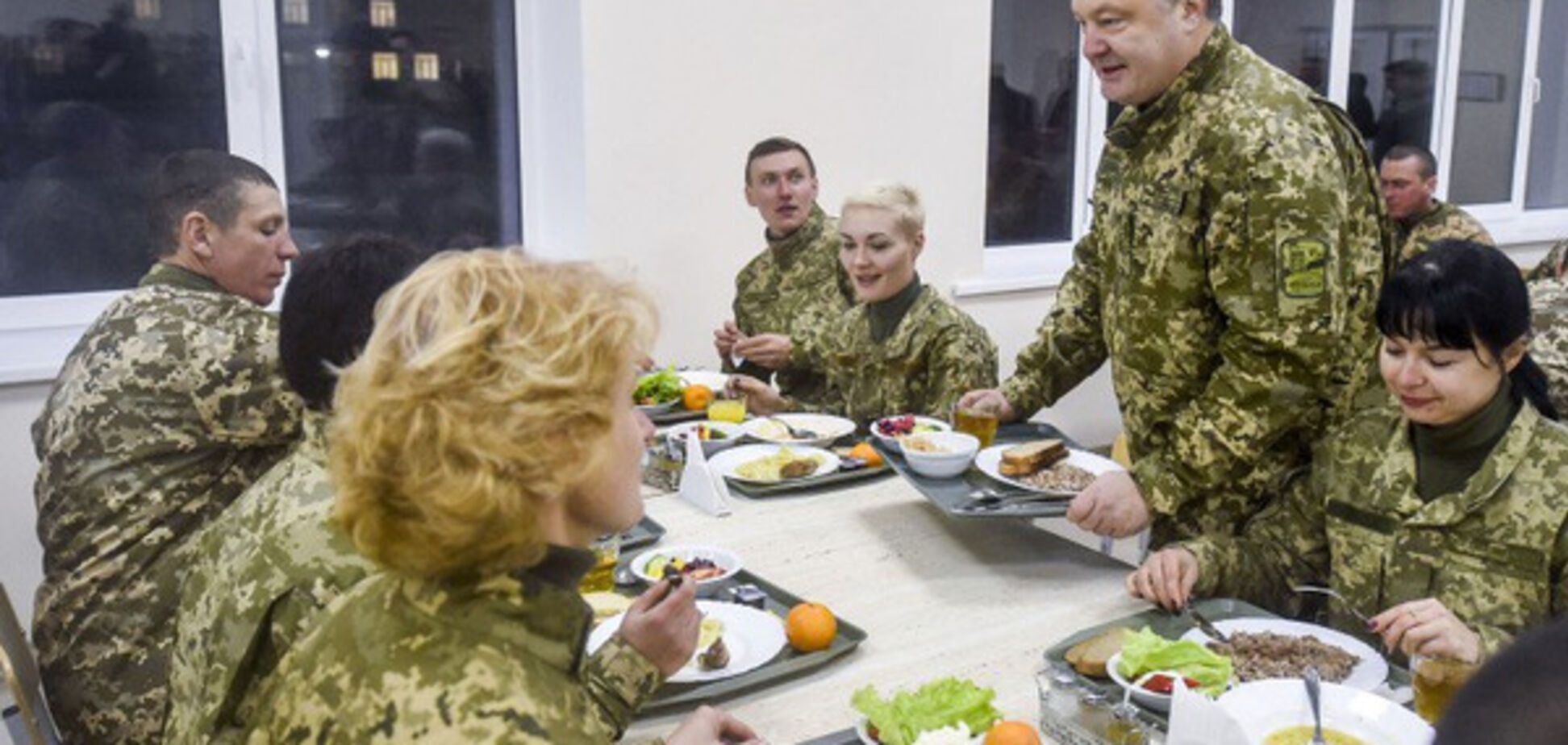 Президент Порошенко в солдатской столовой