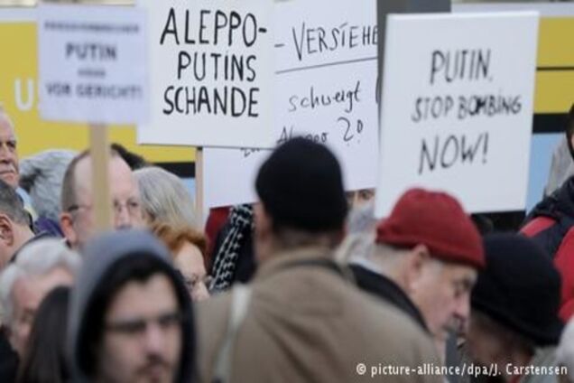 Німецькі митці провели акцію протесту перед посольством Росії