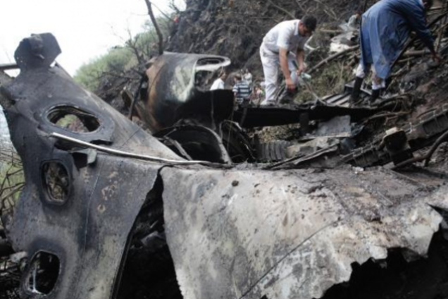 Место крушения самолета в Пакистане