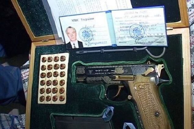 'Тайник Азарова': адвокат рассказал, кому на самом деле принадлежат ценные вещи