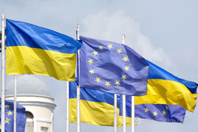 Прапори ЄС і України