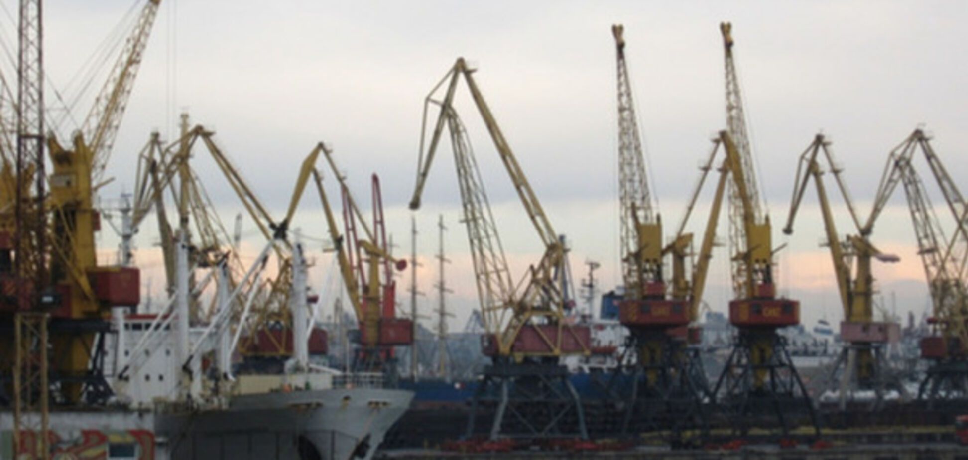 СМИ: портовые операторы просят у Порошенко защиты от произвола силовиков