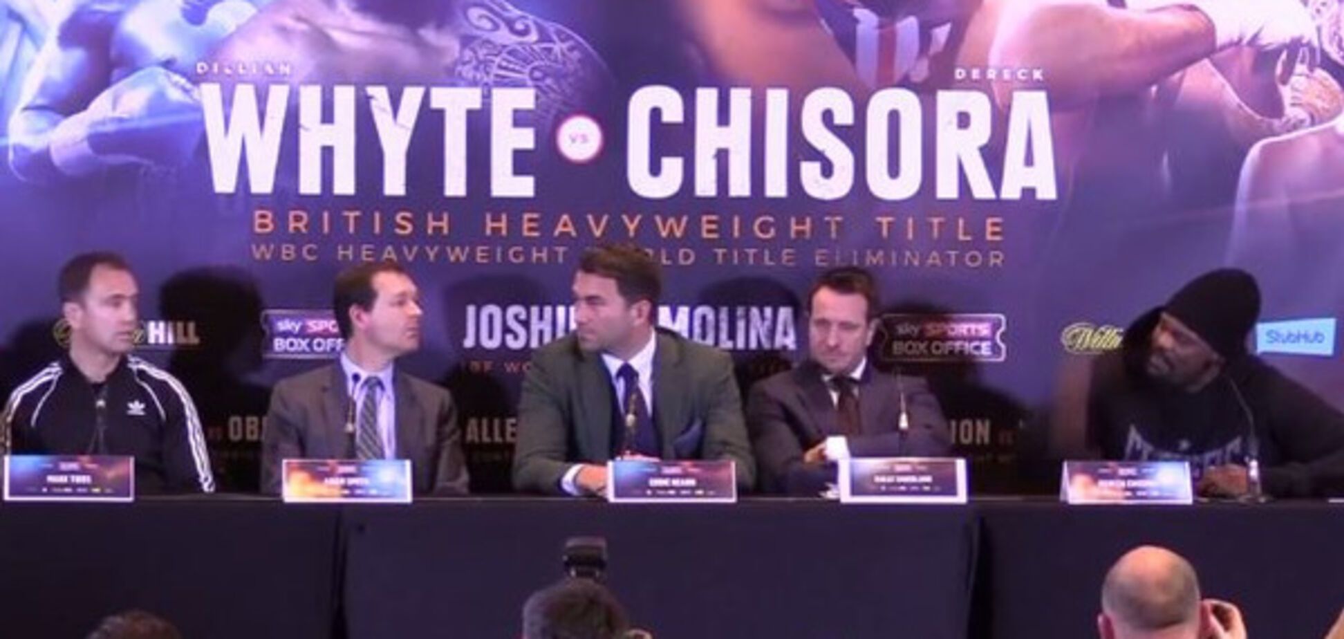 Побитый мэром Киева боксер швырнул стол в соперника на пресс-конференции - опубликовано видео