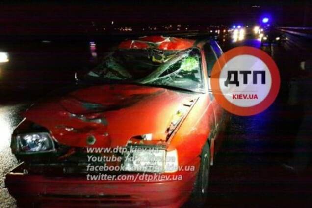 ДТП у Києві: на Дарницькому мосту чоловік кинувся під колеса Opel