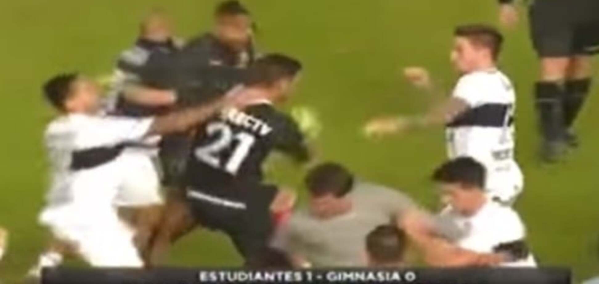 В Аргентині футболісти влаштували грандіозну бійку під час матчу: відео бійки
