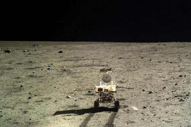 Опубліковані перші кольорові фото з поверхні Місяця