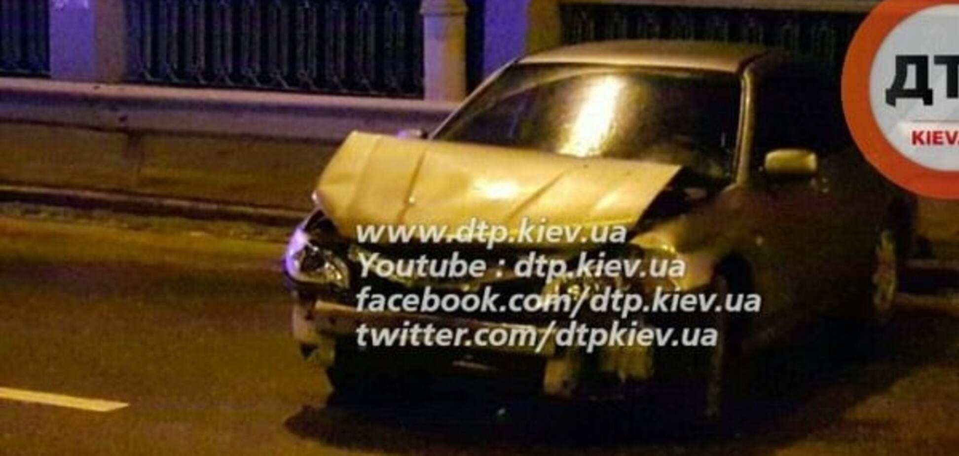 В Киеве Subaru снесла 40 метров отбойника: фото с места событий