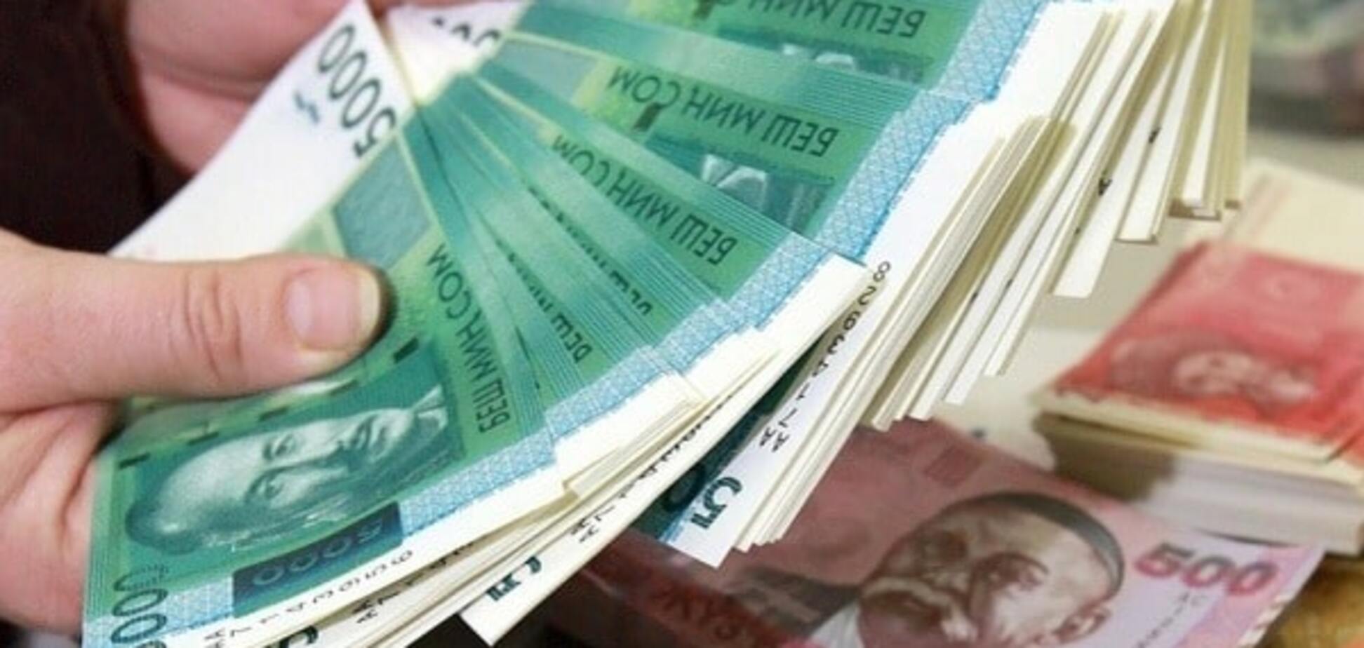 Бюджетникам протянут руку помощи: власти Кыргызстана пересчитают кредиты по низкому курсу