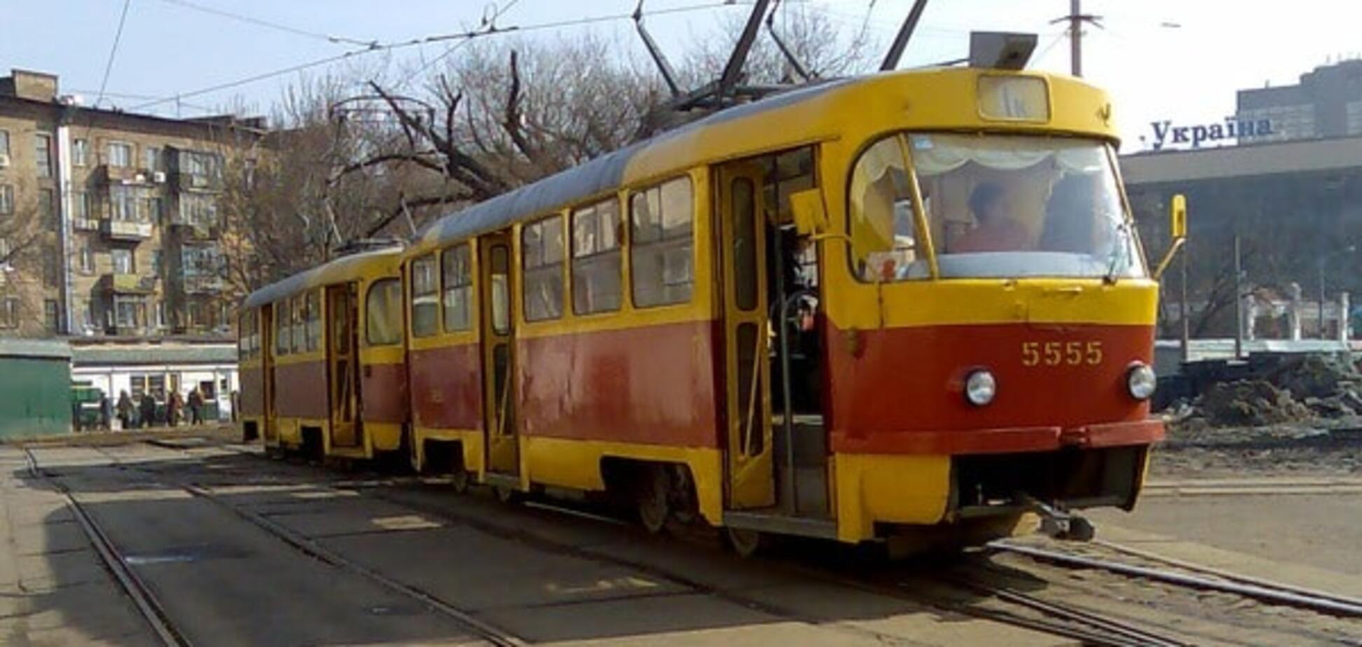 В Киеве трамвай наехал на прохожего
