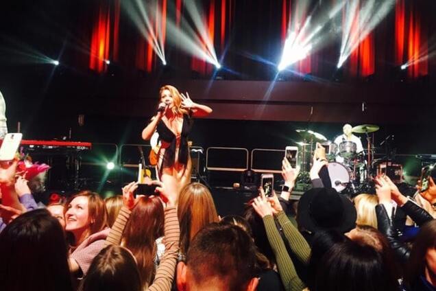 Кароль встала на колени на сцене Лондона и спела гимн Украины 