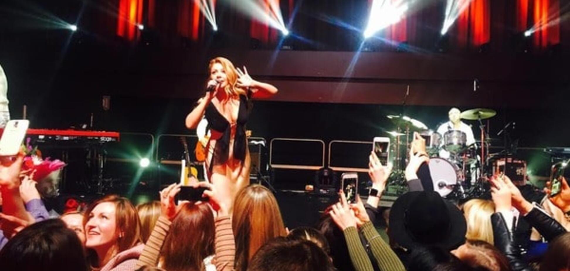 Кароль стала на коліна на сцені Лондона і заспівала гімн України