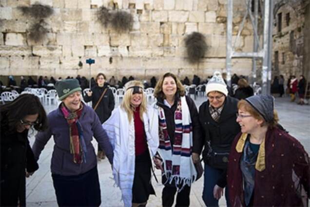 Израильтянки выбороли право молиться у Стены плача наравне с мужчинами