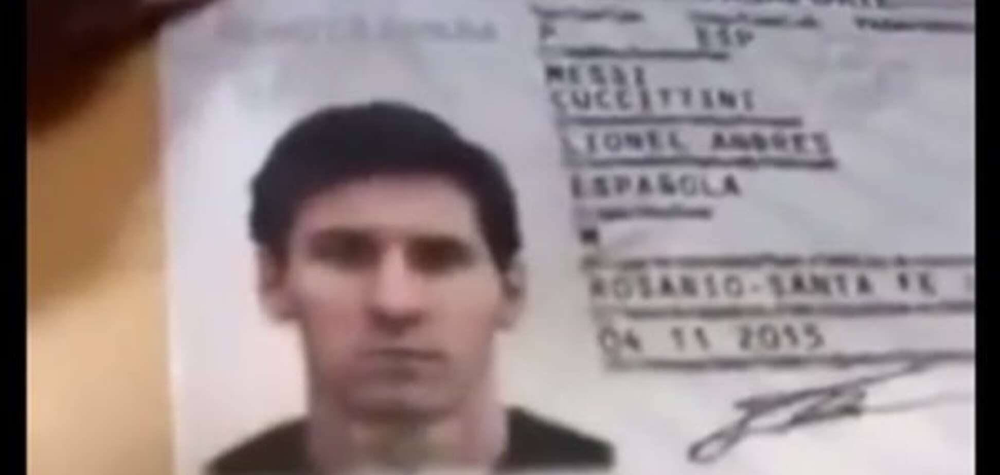 Полицейского посадили в тюрьму за шутку с паспортом Месси: видео инцидента