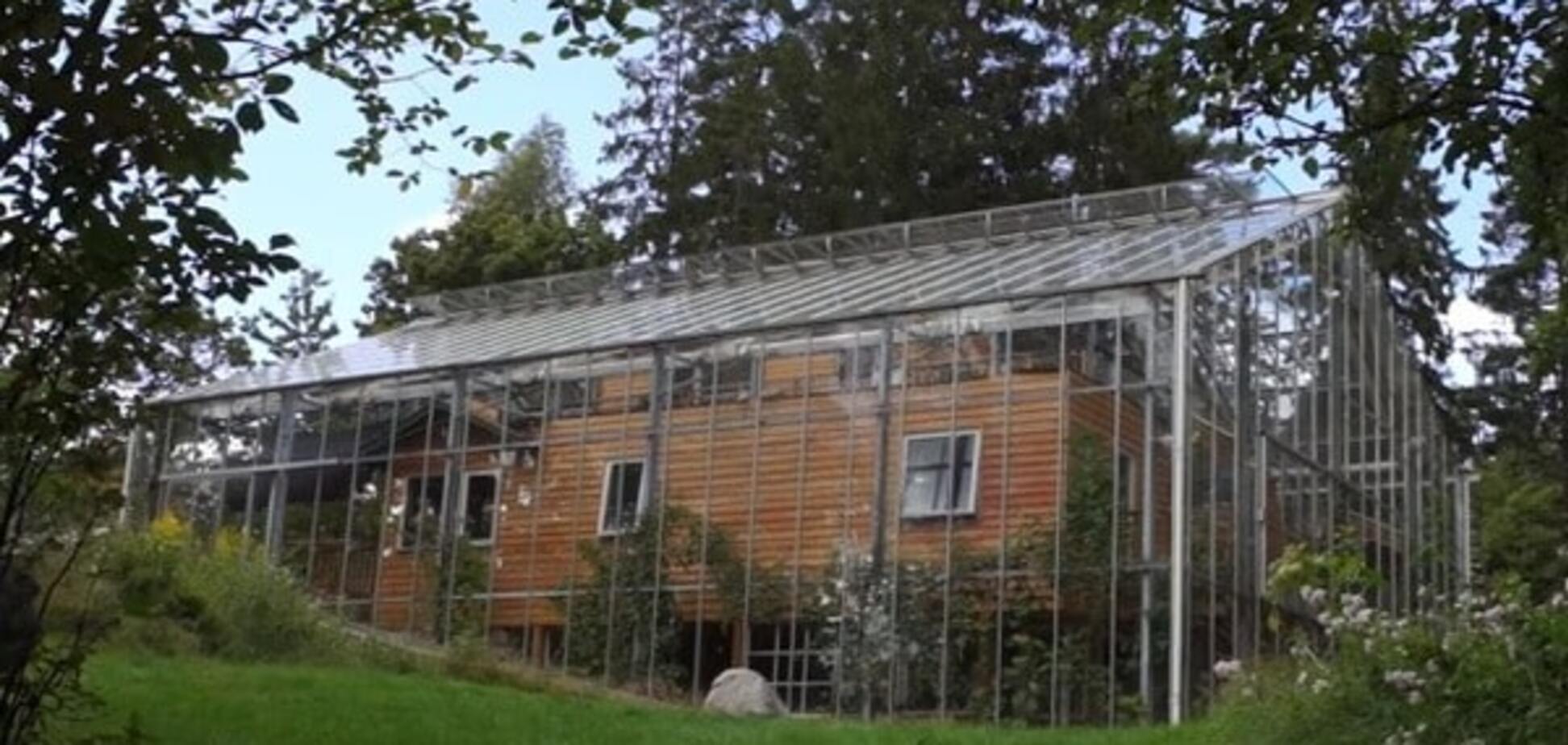 Средство от холода: пара из Швеции построила гигантскую теплицу вокруг дома
