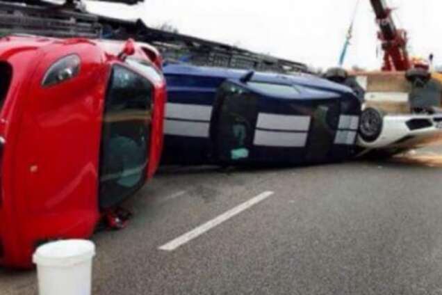 ДТП на мільйони: у Франції перекинулася вантажівка, що перевозила суперкари