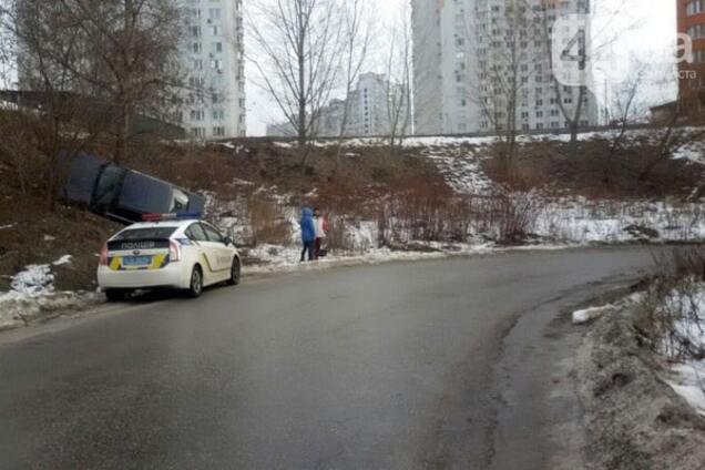 ДТП у Києві: BMW на повороті відлетів у насип