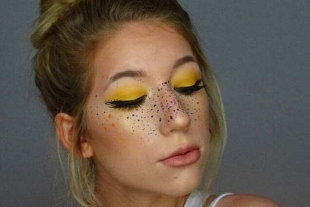 Блестящие и разноцветные веснушки: новый необычный бьюти-тренд