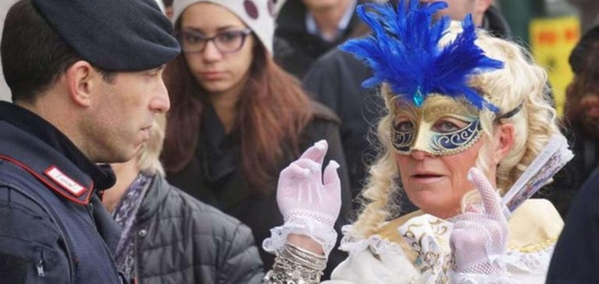 Суворі заходи: на карнавалі у Венеції поліція просила гостей знімати маски