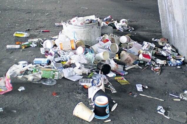 В Киеве станция 'Шулявская' утопает в мусоре: фотофакт