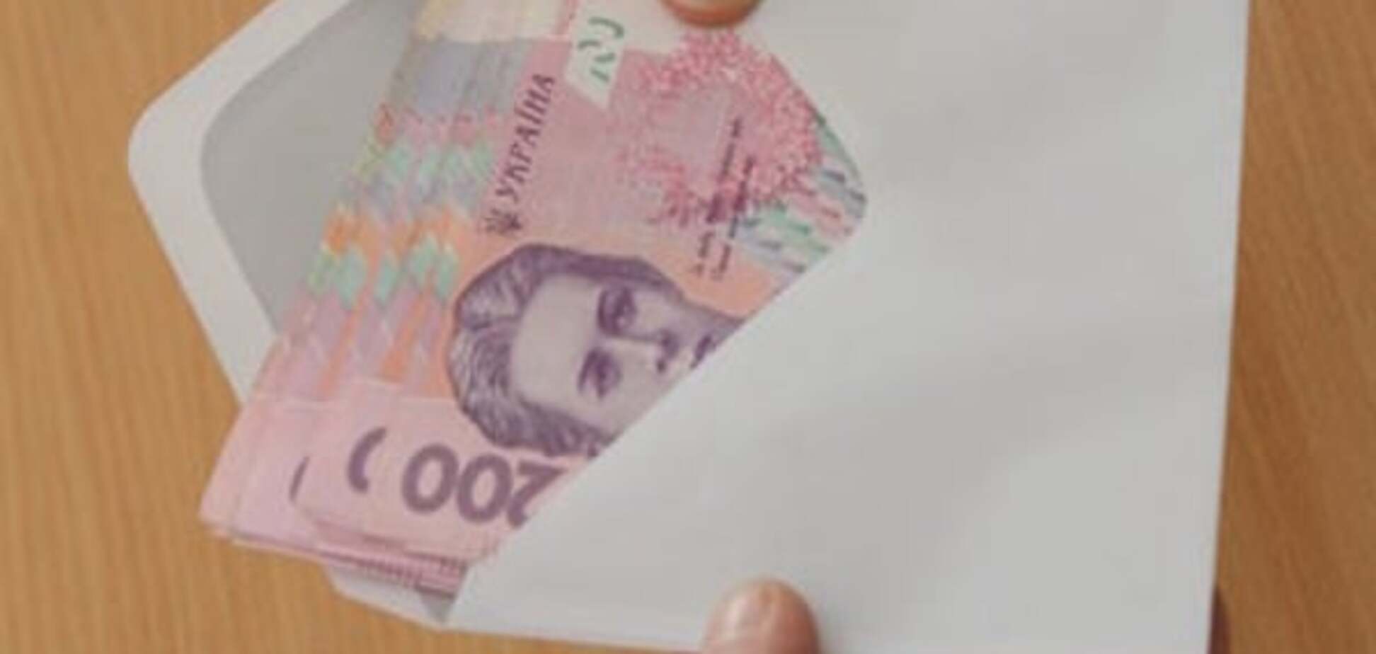 В Киеве алчный чиновник 'погорел' на взятке в 15 тысяч гривен