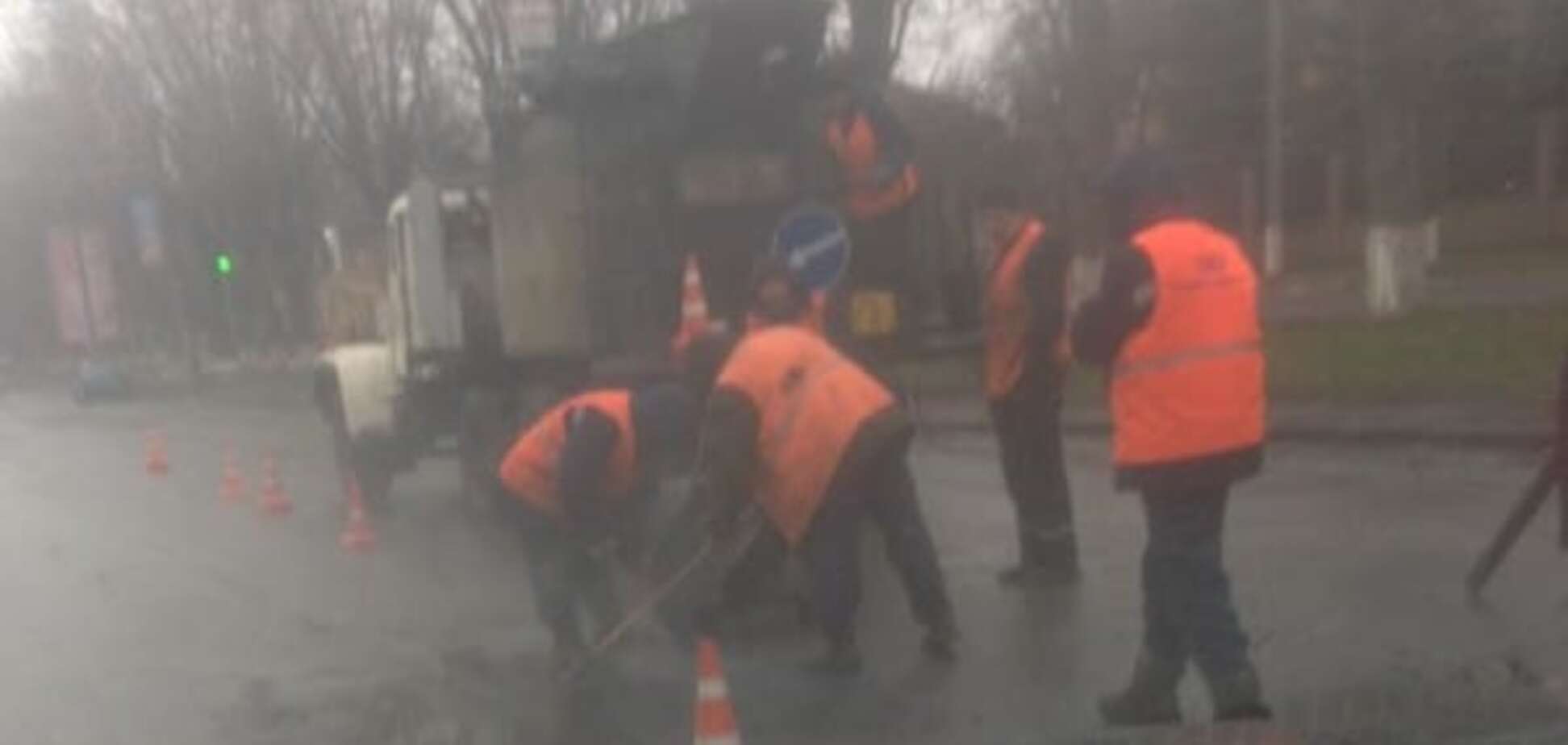 'Да будет дождь!': в сети показали ремонт дорог по-киевски