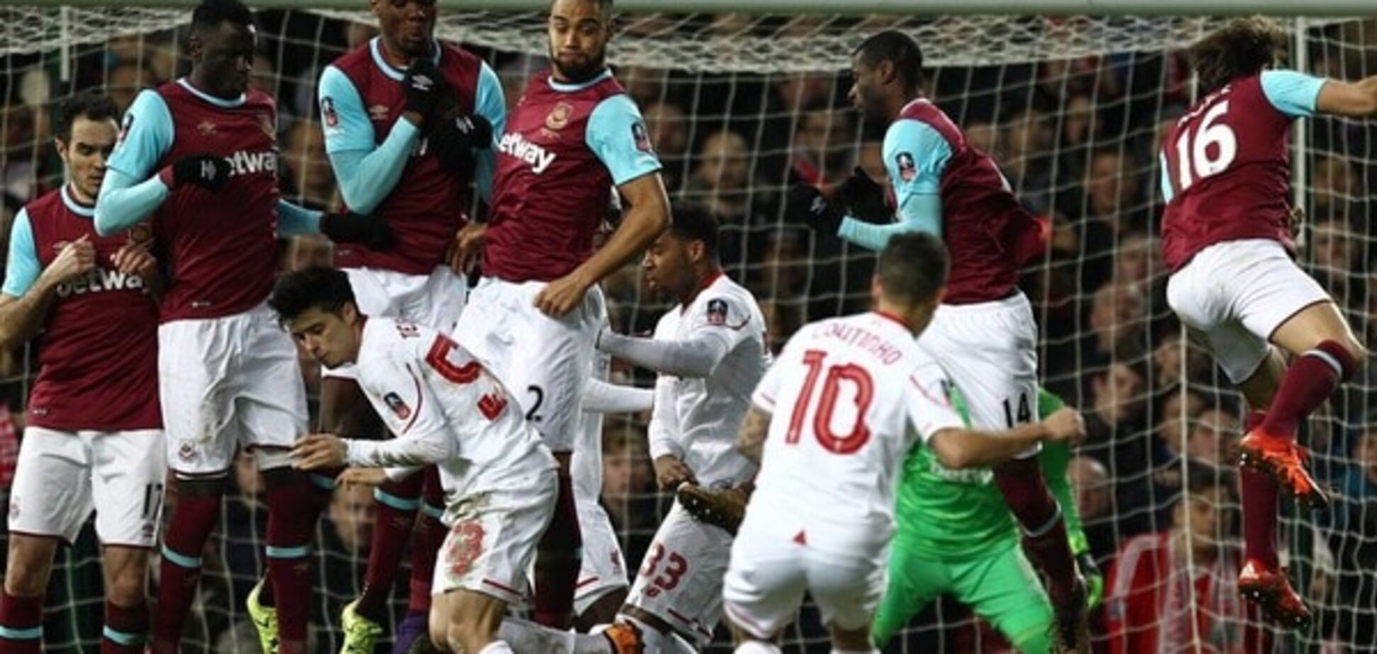 Обманщик. Бразильский футболист забил самый остроумный штрафной сезона: видео шедевра