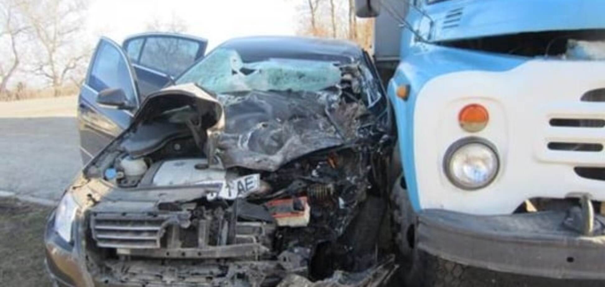 ДТП на Киевщине: автомобиль врезался в грузовик