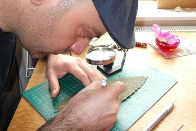 Картины на опавших листьях: потрясающие фото