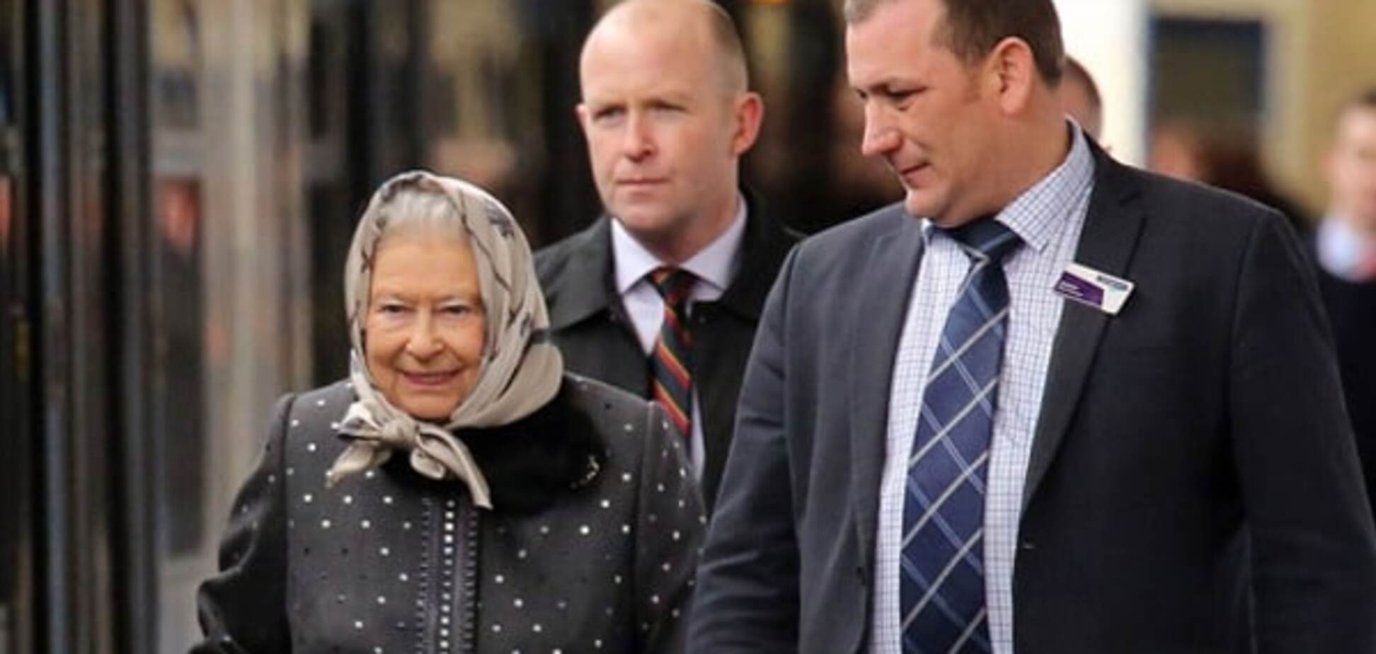 'Корона не впала': Королева Єлизавета II їхала з відпустки на звичайній електричці