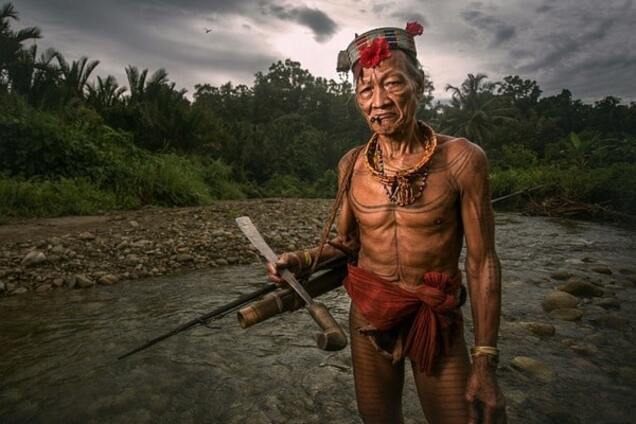 Особливі тату й черепи мертвих: як живе в 21 столітті корінний народ Індонезії