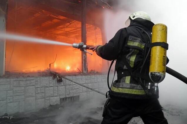 У Києві пожежники врятували студентів із палаючого гуртожитку