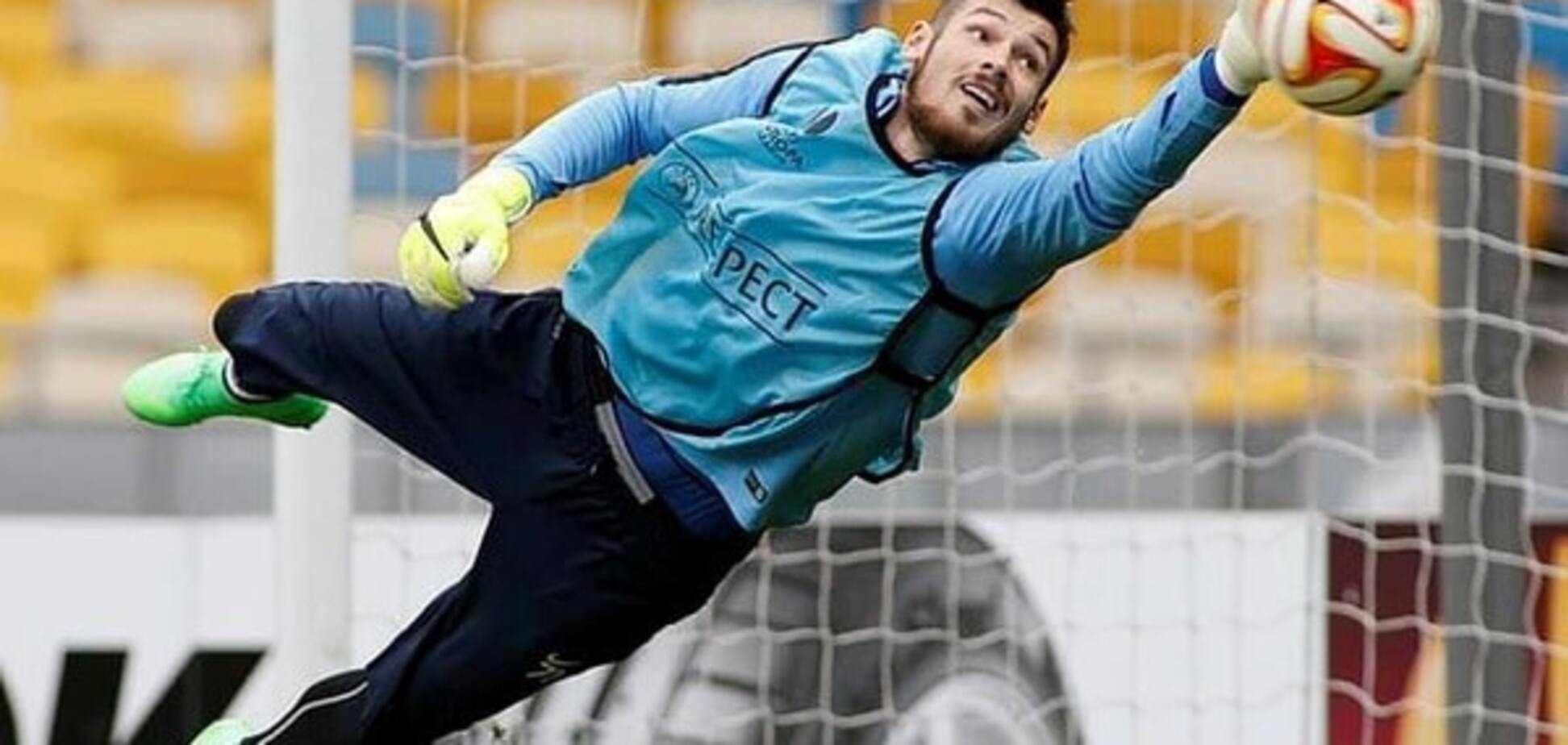 Голкипер сборной Украины провально дебютировал за новый клуб: видео момента