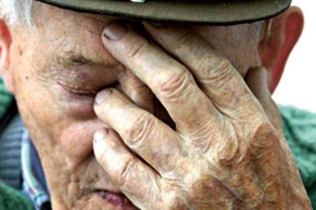 До слез: дедушка отдал последние копейки на 'конфеты' для воинов АТО