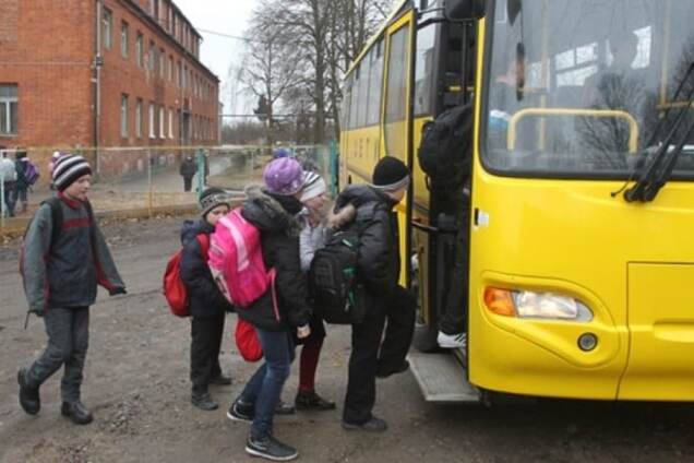 Не положено! В Ивано-Франковске водитель автобуса поздно вечером высадил ребенка