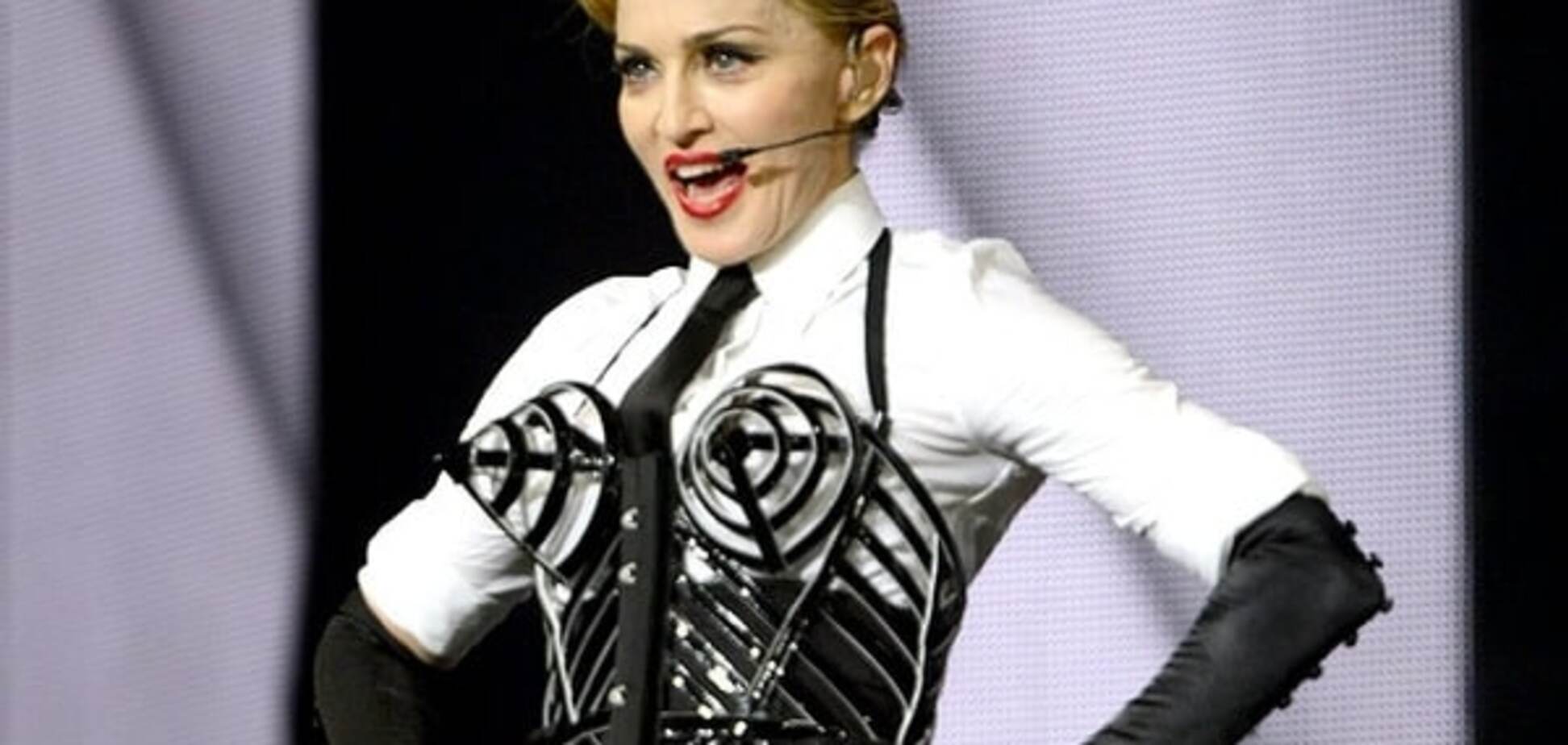 Мадонна опозорилась на сцене из-за номера в фате: опубликовано видео