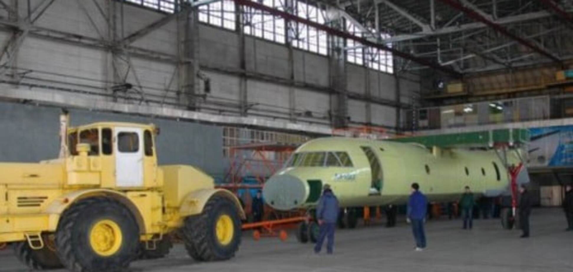 На 'Антонові' показали фюзеляж першого Ан-132: фотофакт