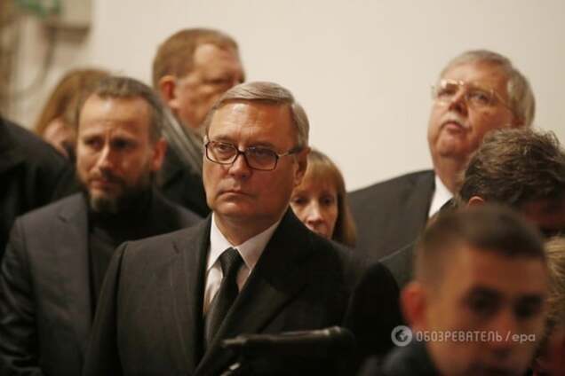 Сперва был торт: в России активисты Кремля забросали Касьянова яйцами