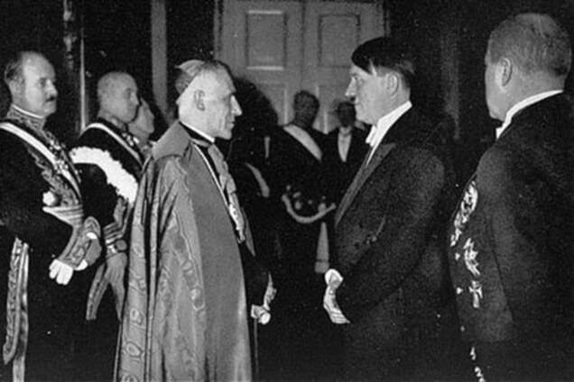 Гітлер на прийомі у Папи і нацистські гей-клуби: опубліковано історичні фото