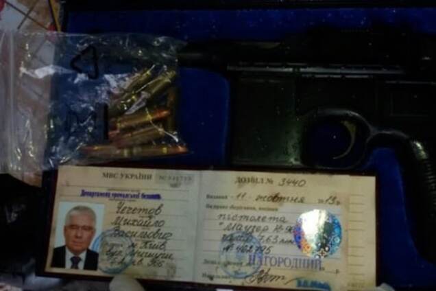У Києві під час обшуку знайшли іменний пістолет Чечетова: опубліковані фото